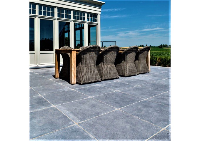 Carrelage .Dalle 50x50x2.5cm en pierre bleu Vietnam poncé et scié Coeck pièce
