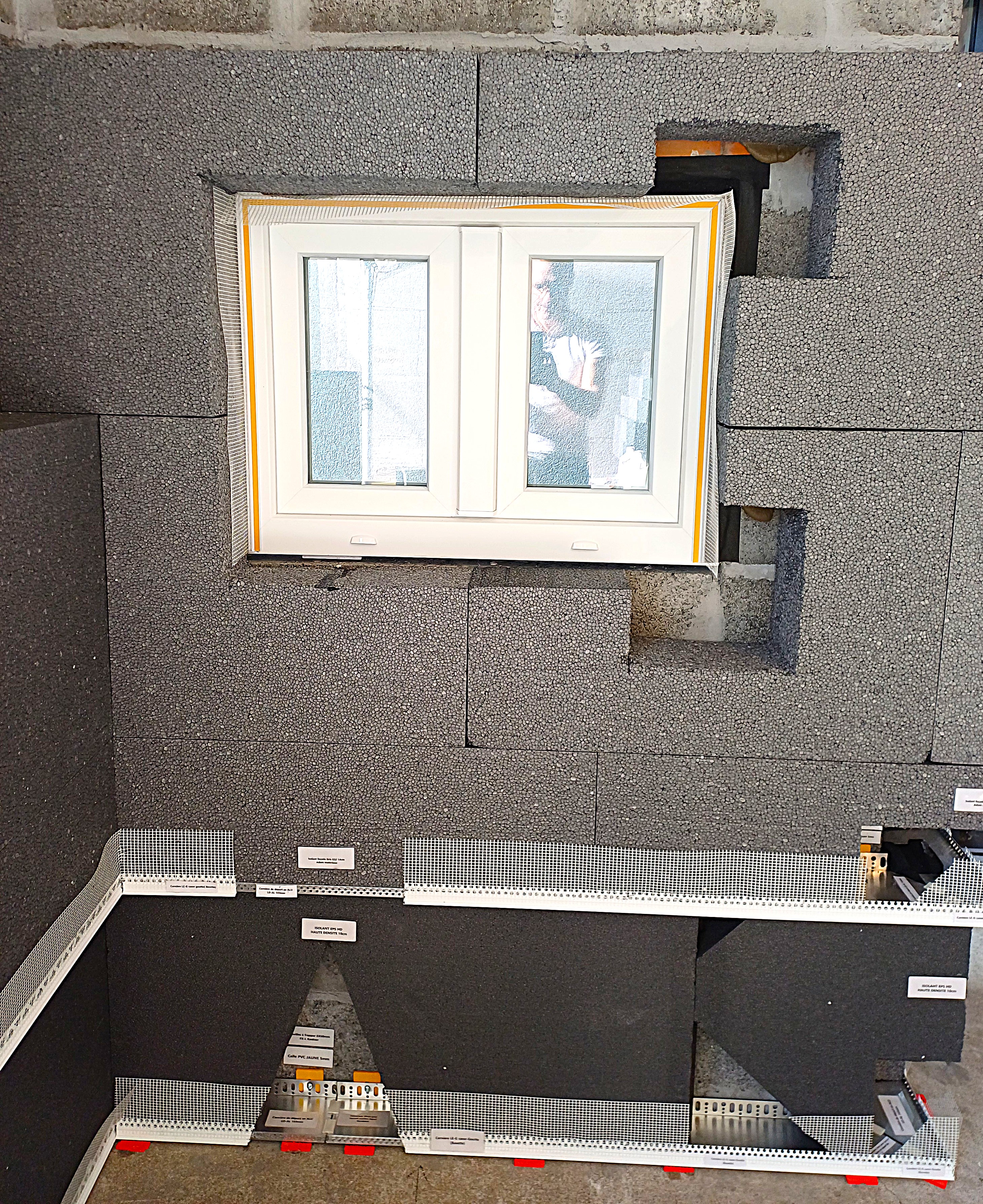 Bonding of Adam Matériaux EPS insulation in an "L" shape around the frames