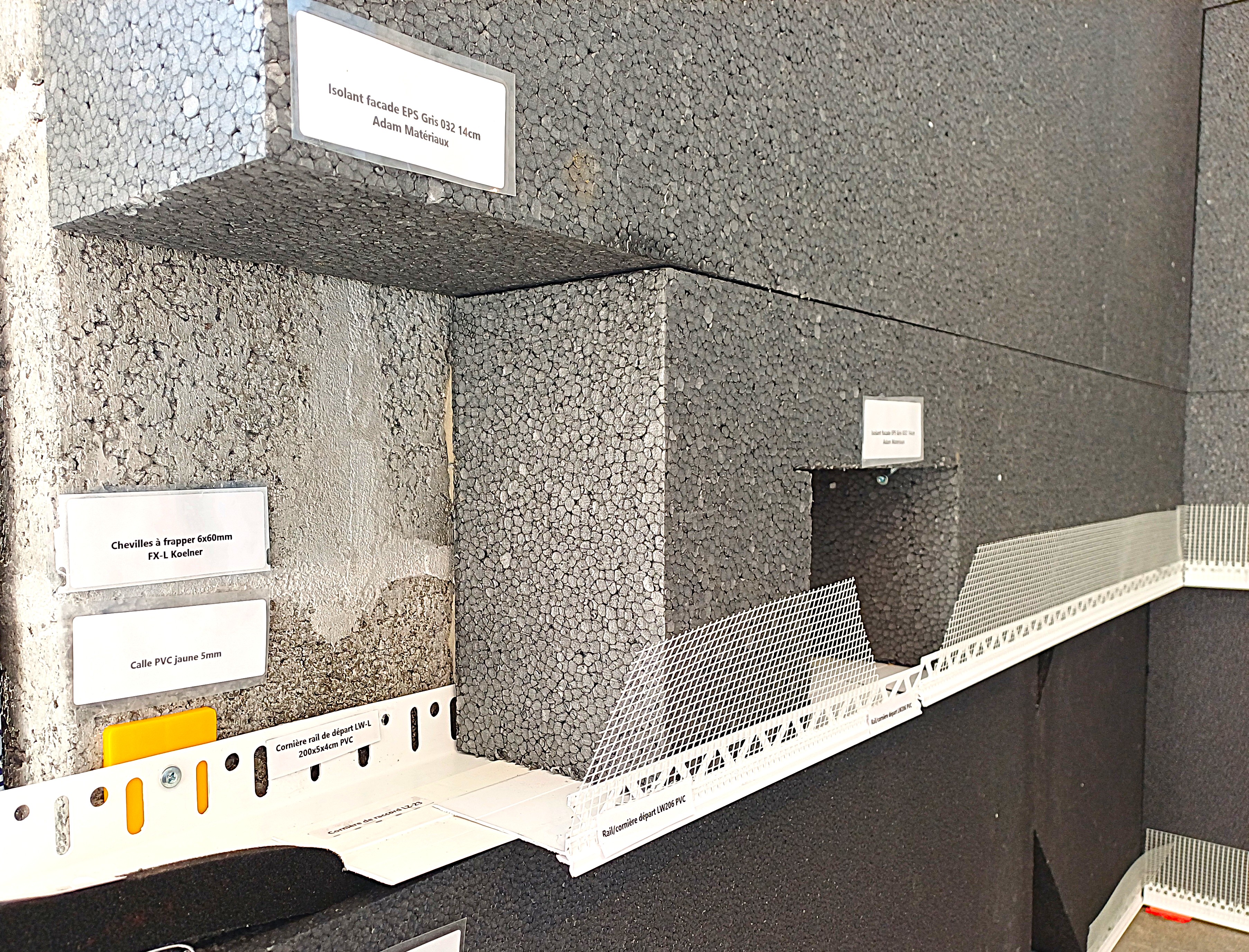 Départ isolant EPS Adam Matériaux de façade avec les cornières de départ en PVC